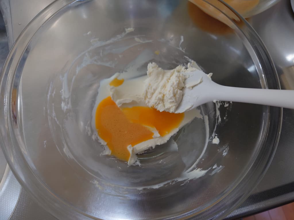 マスカルポーネチーズに卵を入れる